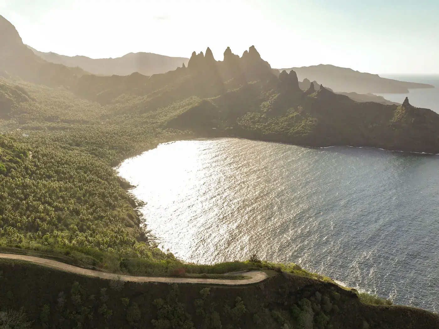 Baia nascosta tra le guglie vulcaniche di Nuku Hiva, isole Marchesi